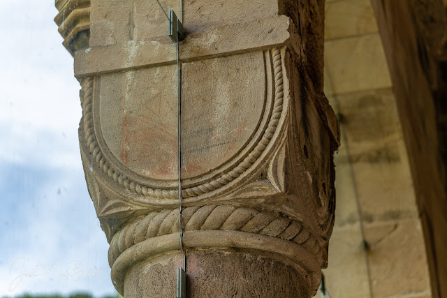 Abbaye de Marbach — Narthex. Façade ouest (détails). Notez les vestiges de décors polychromes !
