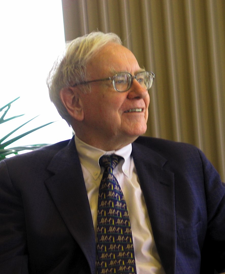 Warren Buffett hablando con un grupo de estudiantes de la Escuela de Negocios de la Universidad de Kansas - Mark Hirschey, CC BY-SA 2.0, via Wikimedia Commons