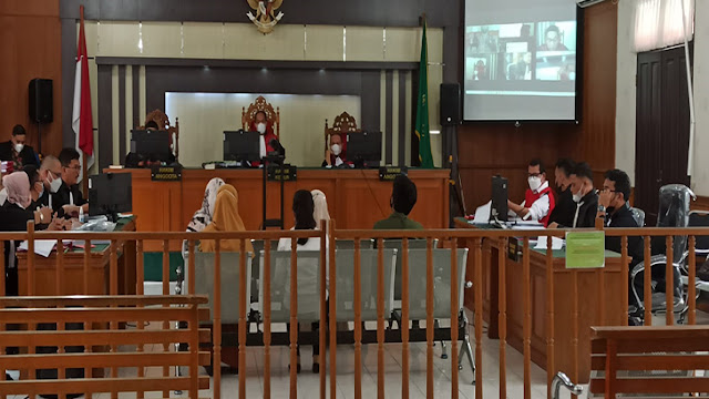 Beri Kesaksian Kasus Cabul, Korban dan Dekan FISIP Unri Nonaktif Bertemu di Ruang Sidang