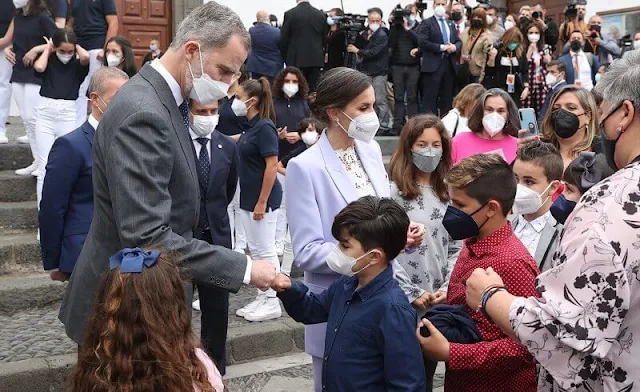 Queen Letizia wore low-rise slim-fit jeans by Liu Jo, a lace blouse by Ana Maria Rodriguez Gonzalez, and blue blazer by Bleis