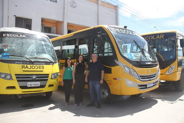 Prefeito Geraldino Júnior recebeu  11/03 três novos três ônibus escolares