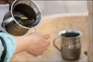 El ritual judío de lavarse las manos, costumbre judía del lavado de manos