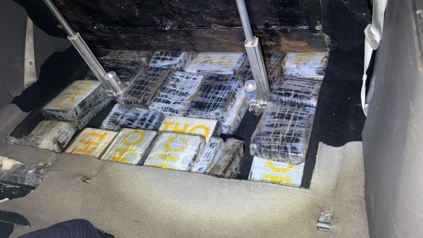 BARAHONA: Cruce Santa Elena, confiscaron 82 paquetes presuntamente Cocaína, a dos hombres a bordo de una jeepeta marca Chevrolet,