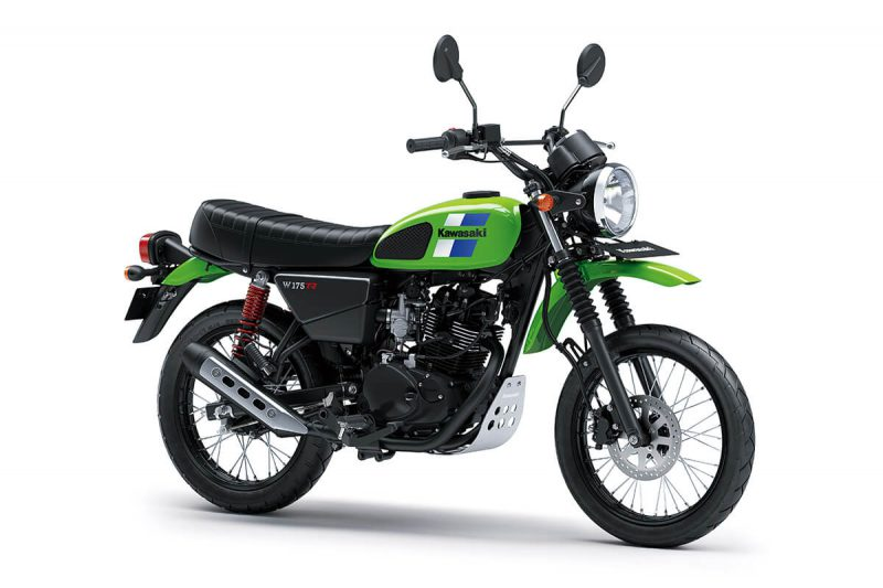 Kawasaki has released three new color updates for the new 2023 model of the camp itself, which has been updated to the W175 series that are available in 3 models: TR, SE and Cafe Racer models that are uniquely classy. The classics coupled with new graphic lines are even more sporty in the style of the bike for the 2023 model year.  For Kawasaki Cafe Racer models, a headlight cover has been added to the front. as well as a slightly raised rear seat and also has a grid screen. silver exhaust cover And the yellow rear suspension is a differentiator. In this model, there will be 2 colors to choose from: white and silver.  For the SE model or the special edition of the Kawasaki W175, three new colors have been added, including a new signature green. followed by silver and black, with a distinctive feature of black wheels. black exhaust Long tailpipe And the rear suspension is black as well, and for the TR SE model has a retro style. Comes with unique colors according to the style of the bike of the Kawasaki camp Which is reminiscent of the special anniversary edition of the ZX-10RR in the W175 series as well.  And for the base of the engine of the bike, all models are equipped with a 177 cc, single-cylinder, SOHC, 5-speed, air-cooled engine. The maximum power is only 9.6 kW, 13 horsepower at 7,500 rpm and a maximum torque of 13.2 Nm at 6,000 rpm by this model. There will only be an analog speedometer panel. round light with bulb Even the atomizer is a distinctive carburetor. And it's quite usable. For Kawasaki's special models