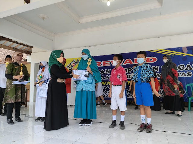 Penyerahan Tropy dan Piagam dari Panitia Lomba Kreatifitas Siswa dan Guru 2022