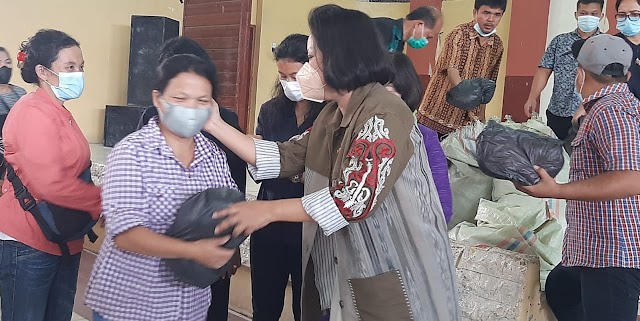 Satika Simamora Serahkan Bantuan Benang untuk  800 Petenun