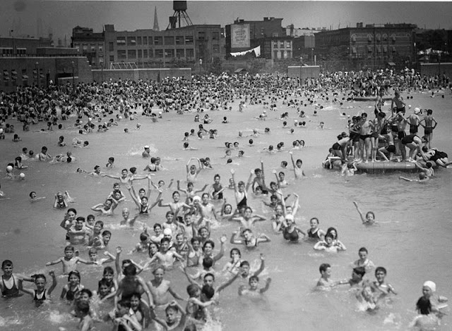 Fascinating Photos of People Cooling Off in New York’s Overflowing Public Pools_Old US Page