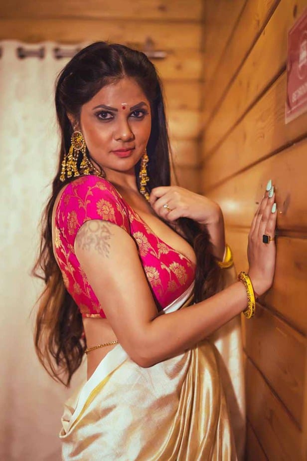 Actress Aabha Paul Latest Hot Photos in Pink Saree
