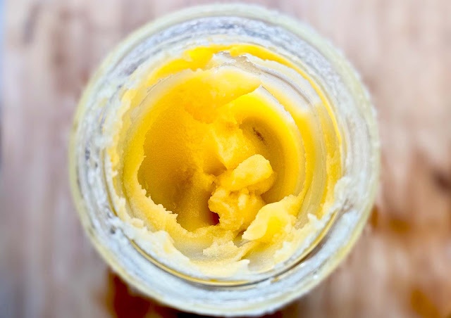 ajurwedyjskie hinduskie masło ghee złoto-żółty intensywny kolor