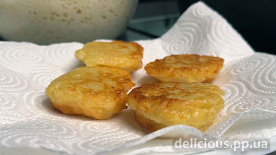 Картофельные оладьи. Пышные драники рецепт. Оладьи на бумажных полотенцах.