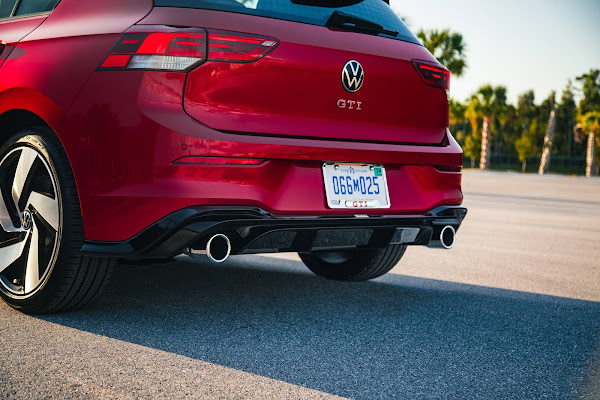 Volkswagen Golf GTI e R 2022 ganha acessórios Oettinger nos EUA