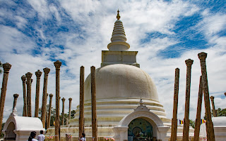 Theravada Budizminin Sri Lanka'da resmi din haline gelmesinden sonraki en eski stupa olan Thuparamaya Stupası, Kral Devanampiya Tissa'nın (MÖ 247-207) hükümdarlığına kadar uzanır.