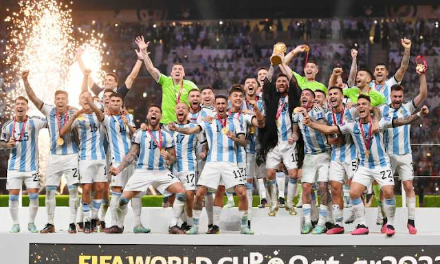 احتفالات  في غرف ملابس الأرجنتين بكأس العالم (فيديو)