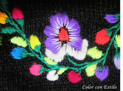 Flores de colores bordadas con lana