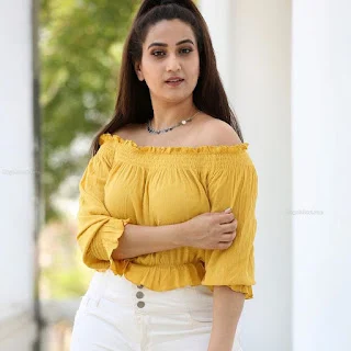 Most Beautiful Telugu Anchor Manjusha hot in yellow open neck T-shirt and white tight jeans