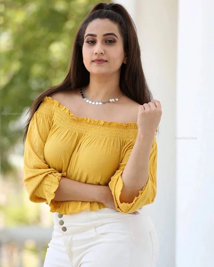 Most Beautiful Telugu Anchor Manjusha hot in yellow open neck T-shirt and white tight jeans