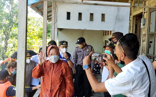 Tinjau Banjir 4 Wilayah Kalbar, Menteri Sosial Tri Rismaharini: "Hati-hati Dan Siaga Terus Dampak Fenomena Alam"