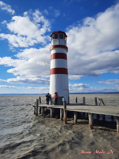 Windmühle und Leuchtturm sind die Wahrzeichen von Podersdorf am See - Windmill and lighthouse are the landmarks of Podersdorf am See