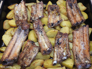 Coaste de porc cu cartofi la tava in cuptor reteta mancare friptura costite scaricica retete mancaruri cu carne si legume,