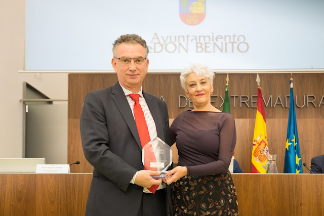 Hace entrega del premio: Doña María Ángeles López Amado, Directora General de Arquitectura.  Recoge el premio: Don José Luís Quintana Álvarez, Alcalde de Don Benito.