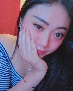 99 Potret Menarik Selebgram cantik Indonesia Berwajah Imut Della Aprilia instagram