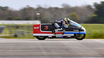 Max Biaggi and the electric motorcycle constructor Voxan broke 21 world speed records at Space Florida’s Launch and Landing Facility, at Kennedy Space Center (United States). The new records were set between 18 and 23 November 2021.