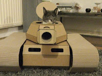 Tanques de guerra de cartón para gatos