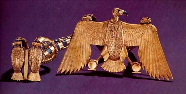 Ожерелье с пекторалью в виде богини Нехбет