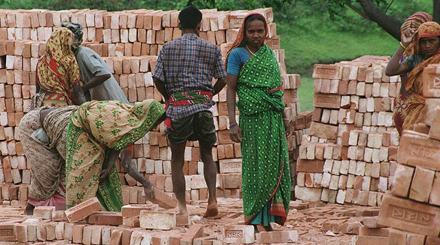 Trabajadores bengalíes colocan ladrillos en Dhaka, Bangladesh.Banco Mundial/Scott Wallace