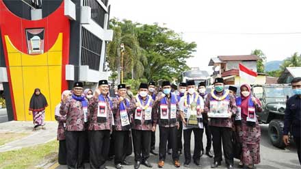 Kafilah Mtq Ke-39 Disambut Di Batas Kota Padang