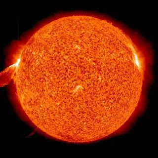 ढलता सूर्य लाल क्यों दिखता है | सूर्य चमकता क्यों रहता है | सूर्य कितना गर्म है | क्या सूर्य हर समय एक समान चमकता है,सूर्य के बारे में महत्वपूर्ण जानकारी , सूर्य कितना गर्म है, सूर्य का तापमान कितना है, सूर्य की आयु कितनी है, सूर्य का अंत कब होगा, सूर्य कैसे जलता है, सूर्य पृथ्वी से कितनी दूर है, सूर्य की रोशनी पृथ्वी पर आने पर कितना समय लेती है