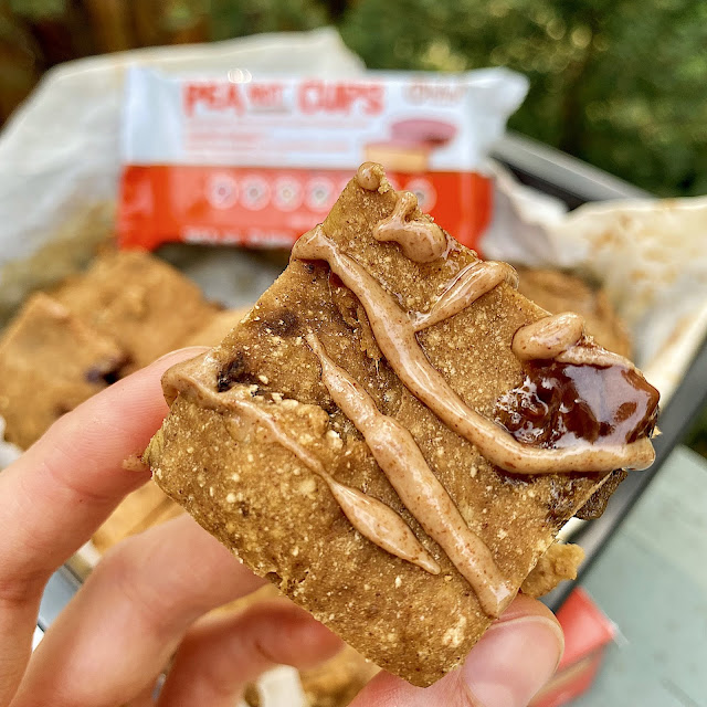 AD: Craving blondies but eating more #healthy? You'll love these #vegan #glutenfree banana blondies - complete with #dairyfree #nutfree chocolate!