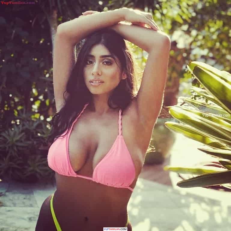 Violet Myers Sexy Bikini, Bra and Cleavage Pictures. 