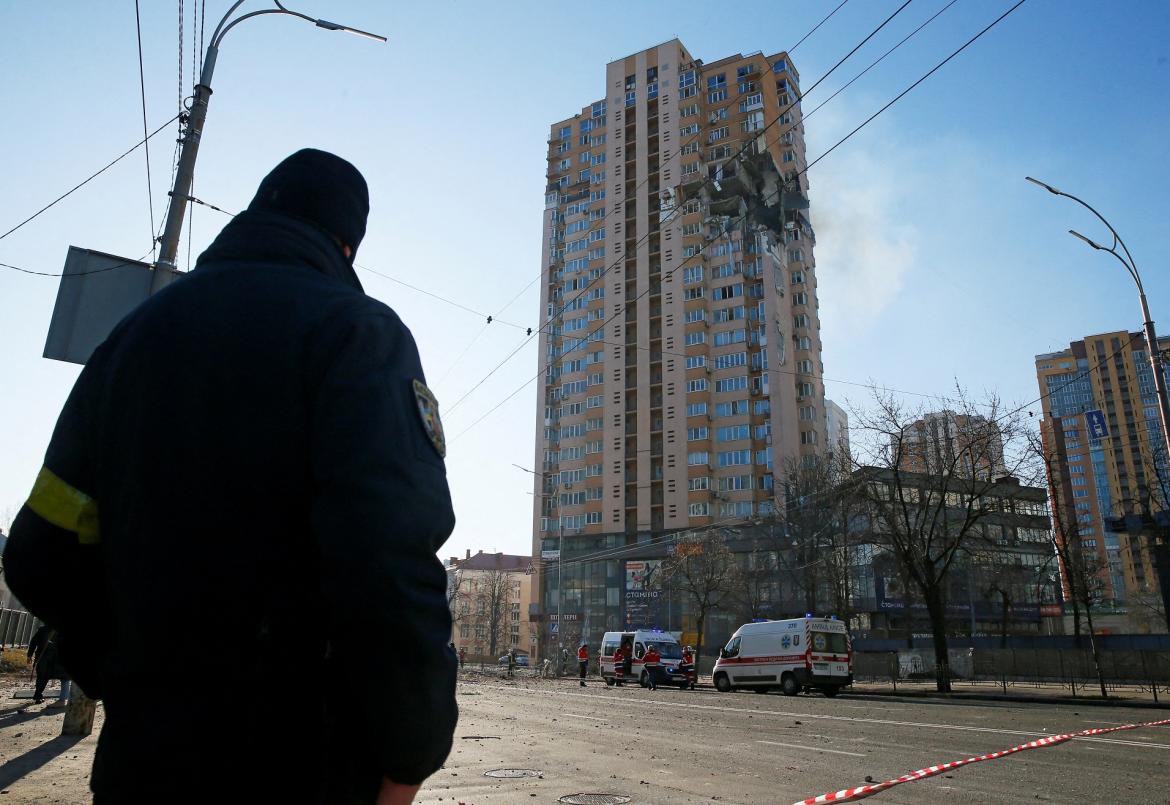 Impactante video: un misil ruso impactó en un edificio residencial de Kiev