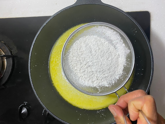 2.倒入過篩麵粉，快速攪拌混合（全程開最小火）