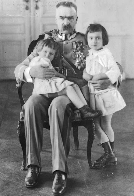 Józef Piłsudski siedzi na krześle ze swoimi córkami