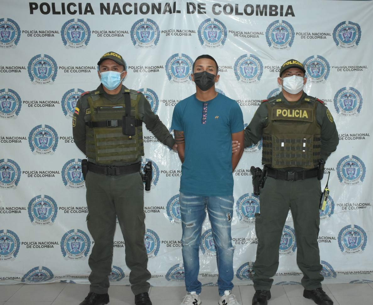 https://www.notasrosas.com/Antes de 24 horas del hurto de una panadería en Valledupar, uno de los responsables, es capturado frente a una zona militar