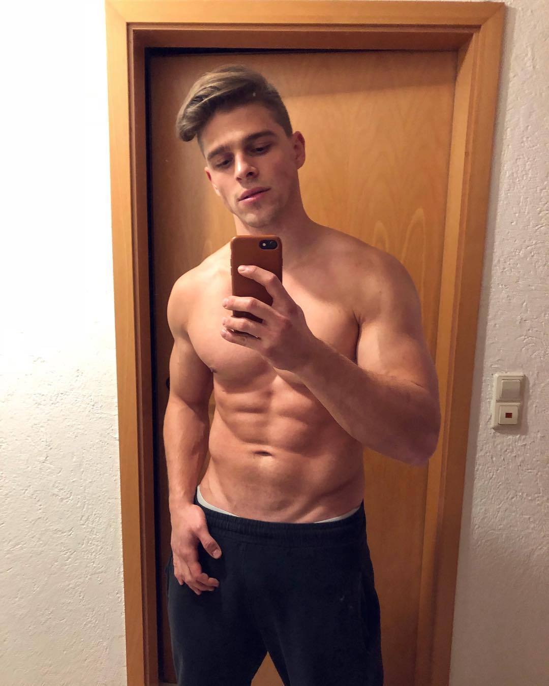 young-fit-shirtless-guys-fabian-froehlich