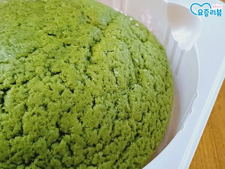 논산수박 생크림빵의 초록색 겉면이  보이는 이미지 입니다