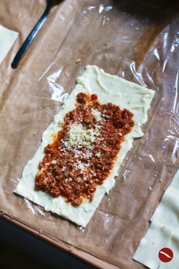 HieRezept für Windrad-Lasagne,(Rotolo di Pasta, Pinwheel-Lasagna, deconstructed Lasagna, Lasagnestrudel) ein ganz besonderes Nudelgericht aus dem Ofen. Diese Lasagne mit Art eines Ragù Bolognese, Panchetta, Salsicce und Bechamel begeistert mit sensationellem Geschmack! #lasagne #deconstructedlasagne #donangie #pasta #nudeln #nudelgerichte #rezept #italienischkochen #amerikanischeküche #bolognese #ragubolognese #spaghetti #pancetta #originalrezept #anrichten #backofen #alforno #hackfleischsaucerRezept für Windrad-Lasagne,(Pasta di Rollo, Pinwheel-Lasagna, deconstructed Lasagna, Lasagnestrudel) ein ganz besonderes Nudelgericht aus dem Ofen. Diese Lasagne mit Art eines Ragù Bolognese, Panchetta, Salsicce und Bechamel begeistert mit sensationellem Geschmack! #lasagne #deconstructedlasagne #donangie #pasta #nudeln #nudelgerichte #rezept #italienischkochen #amerikanischeküche #bolognese #ragubolognese #spaghetti #pancetta #originalrezept #anrichten #backofen #alforno #hackfleischsaucezeige ich euch mit vielen step-by-step-Fotos und einer ausführlichen Anleitung ein Rezept für Windradlasagne, ein ganz besonderes Nudelgericht aus dem Ofen. Diese Lasagne begeistert mit sensationellem Geschmack und sieht toll aus! #lasagne #deconstructedlasagne #williamsonoma #überbacken #pasta #nudeln #nudelgerichte #rezept #italienischkochen #amerikanischeküche #bolognese #ragubolognese #spaghetti #pancetta #originalrezept #anrichten #backofen #ofen #alforno #hackfleischsauce