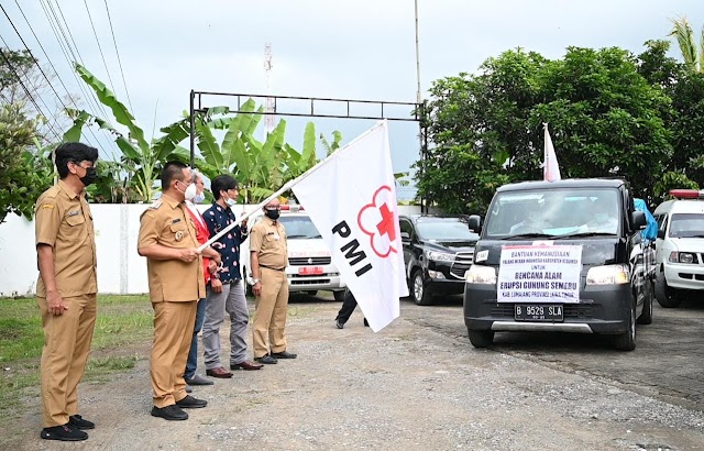 Bupati Kebumen Lepas Tim Relawan PMI dan Beri Bantuan Korban Erupsi Semeru