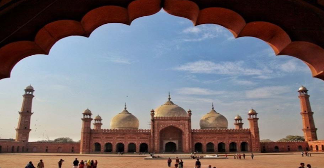 How long did it take to build Badshahi Mosque?