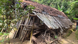 Takut Rumah Ambruk, Kakek Ini Milih Tidur di Kolong Meja