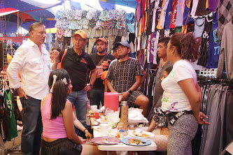 Fernando Morales visita el tianguis de "Los Lavaderos"