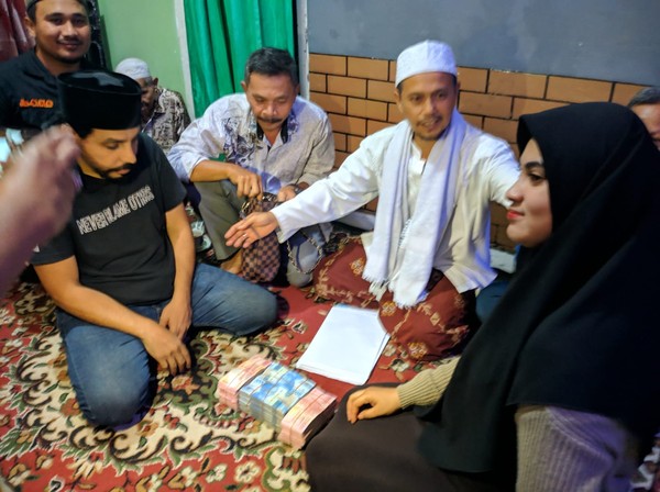 Penampakan Setumpuk Uang Mahar-Momen Saat Pria Arab Nikahi Sarah