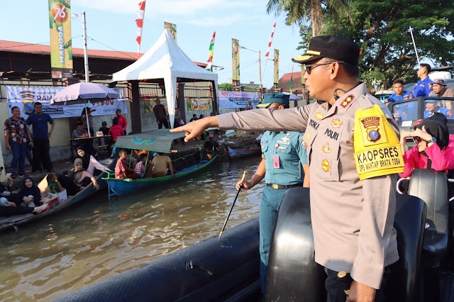 Polres Tanjungbalai Buat Pasar Terapung, Jual Sembako Murah di Sungai Bandar Jepang. 