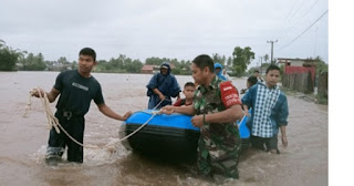 Gerak Cepat Kodim 1405/Mallusetasi Bantu Evakuasi Warga Terdampak Banjir