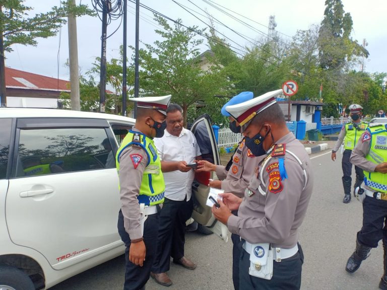 Parkir Sembarangan Dibadan Jalan  Wajib Tilang