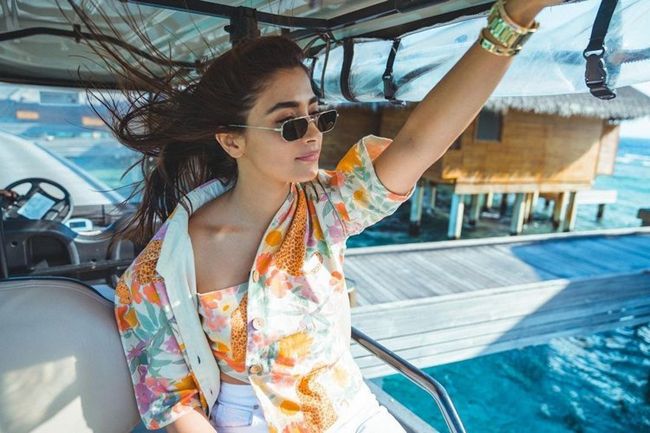 Actors Gossips: Breathtaking Vacation clicks of Pooja Hegde