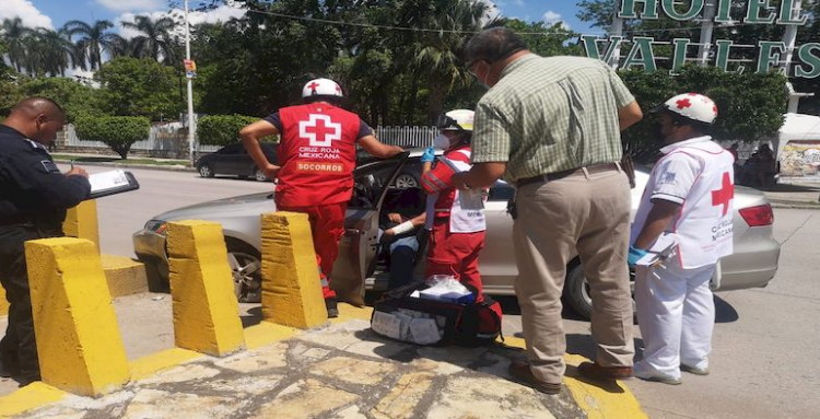 México: Anciano sufre un accidente vial y resulta herido por una avería en su auto